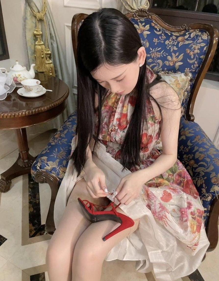 惊艳连连的chloe霏霏资源密码，超值套装现已上线