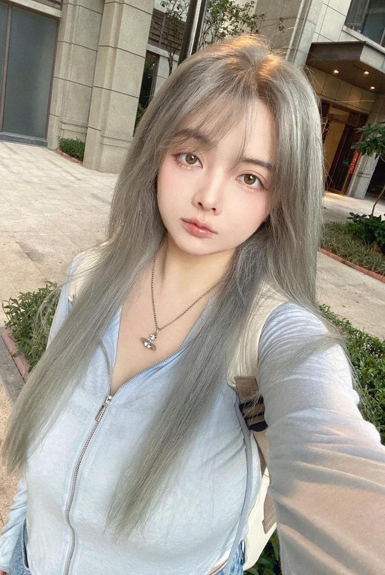 神明巫女ninja阿寨寨在溪边旁展露自己，献上绝美的美图精选