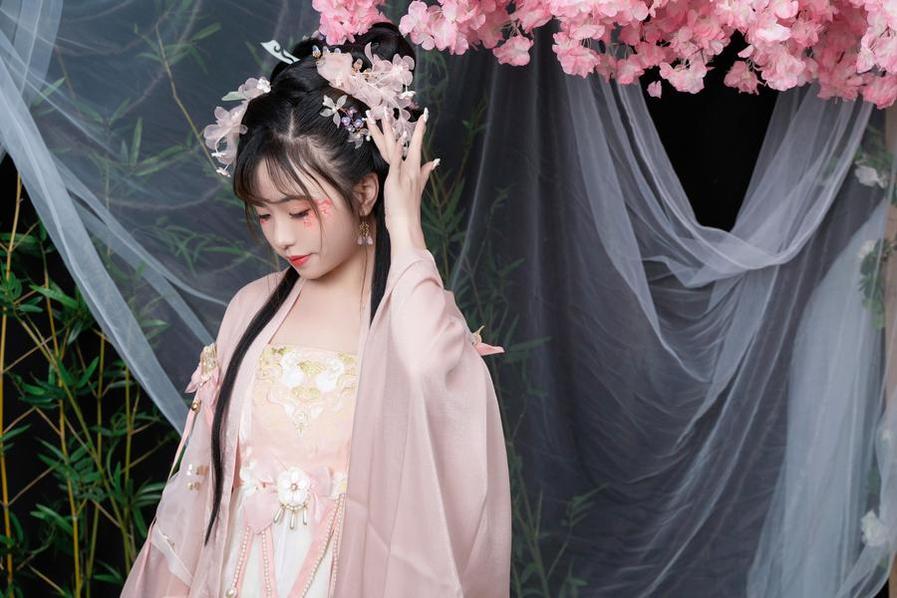 订制你的专属cos，从“喵小吉天道花絮”中寻找灵感。