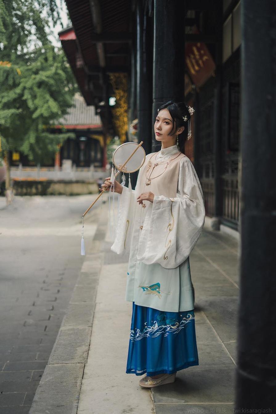 如月灰图包中的作品，呈现另一种美