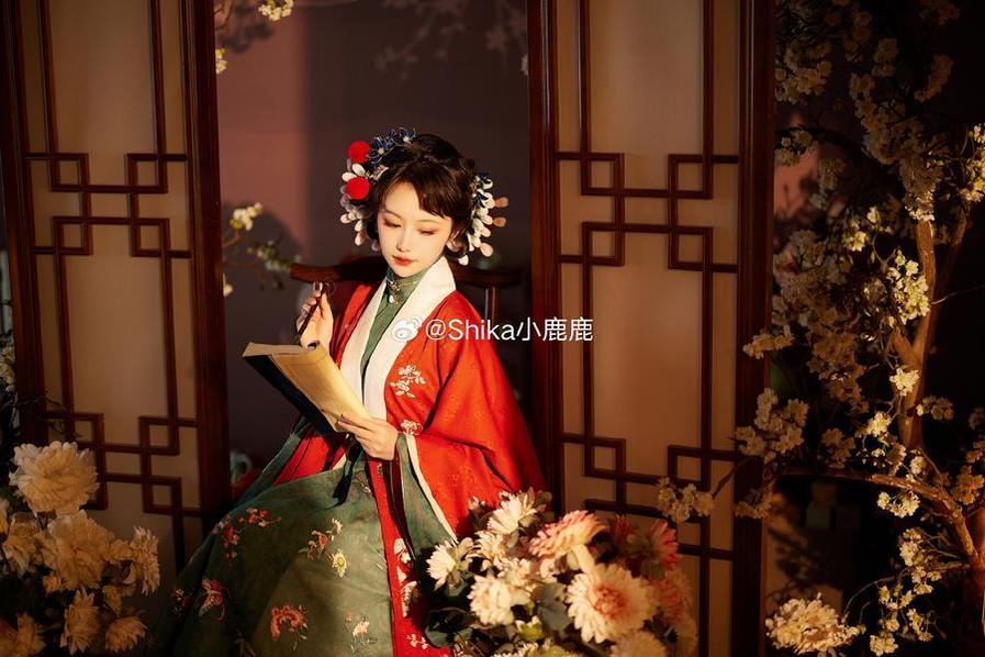 “小鹿鹿shika喜多川海梦”最新cos作品，再现百变少女魅力
