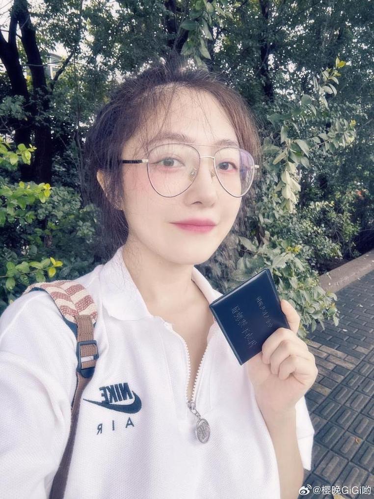 樱晚gigi下雨天去你家，拍了一组神仙级的作品