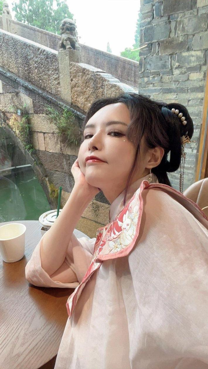 摄影师手持相机，拍下秋和柯基透明兔女郎的最美瞬间。
