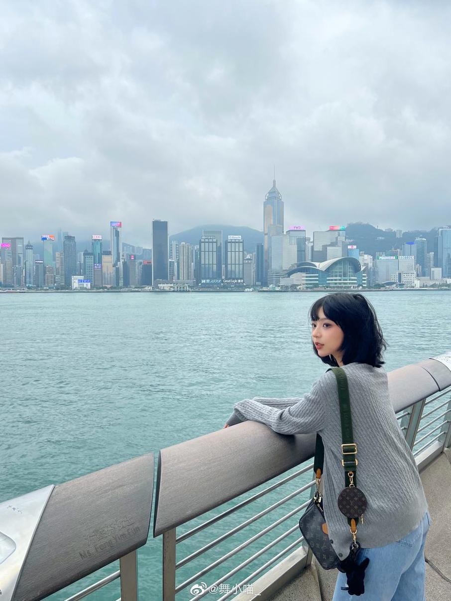 舞小喵小腹部纹身图片，这是我最喜欢的摄影作品之一。