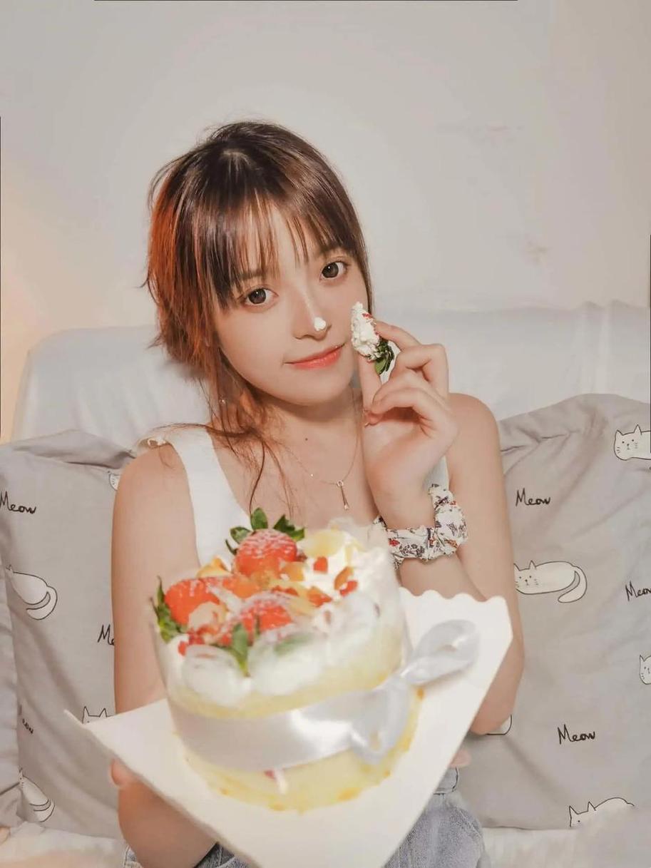 用摄影镜头记录草莓味的奈奈兔little的可爱瞬间