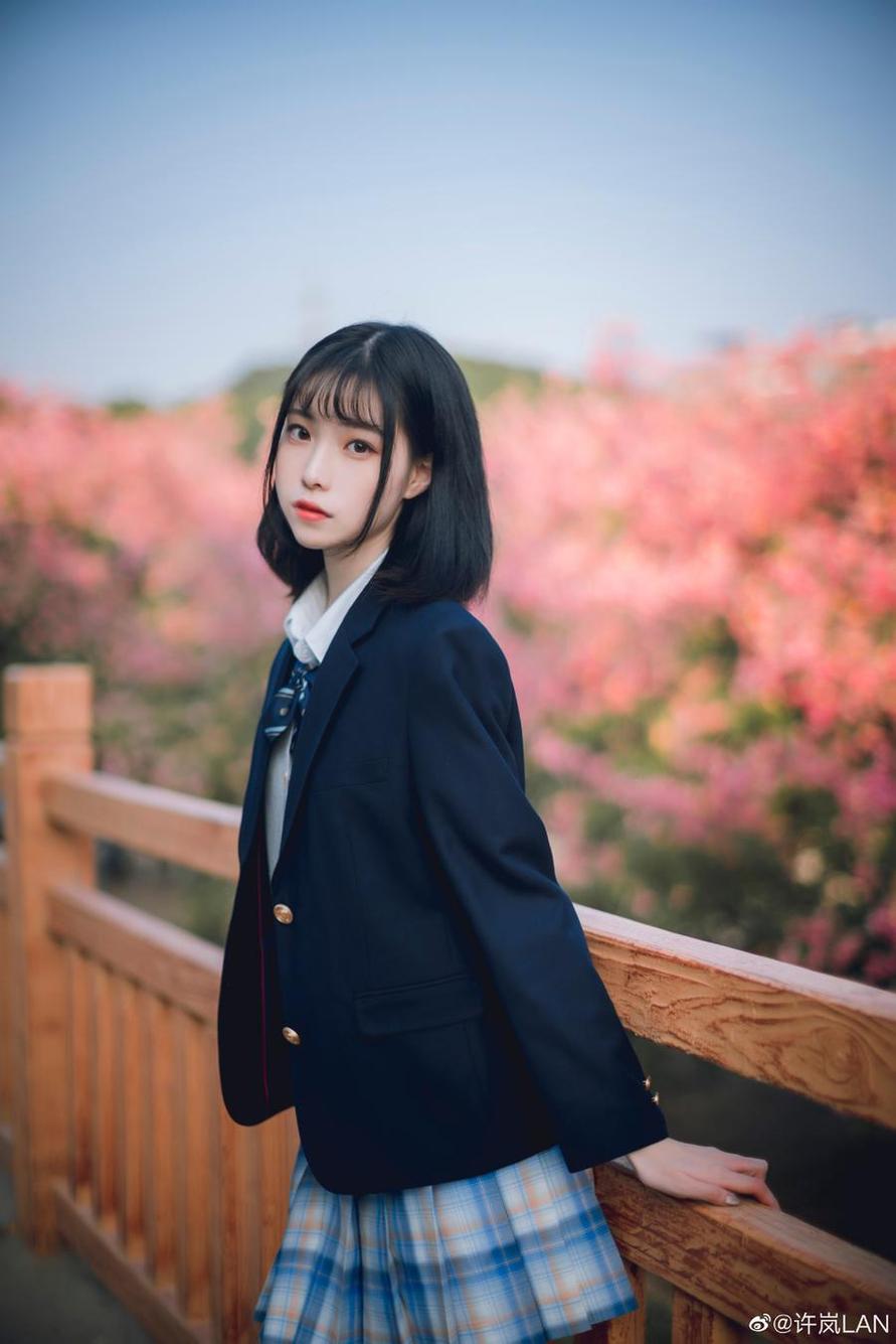 “许岚lan夏季运动服”余晖下，静谧的美图