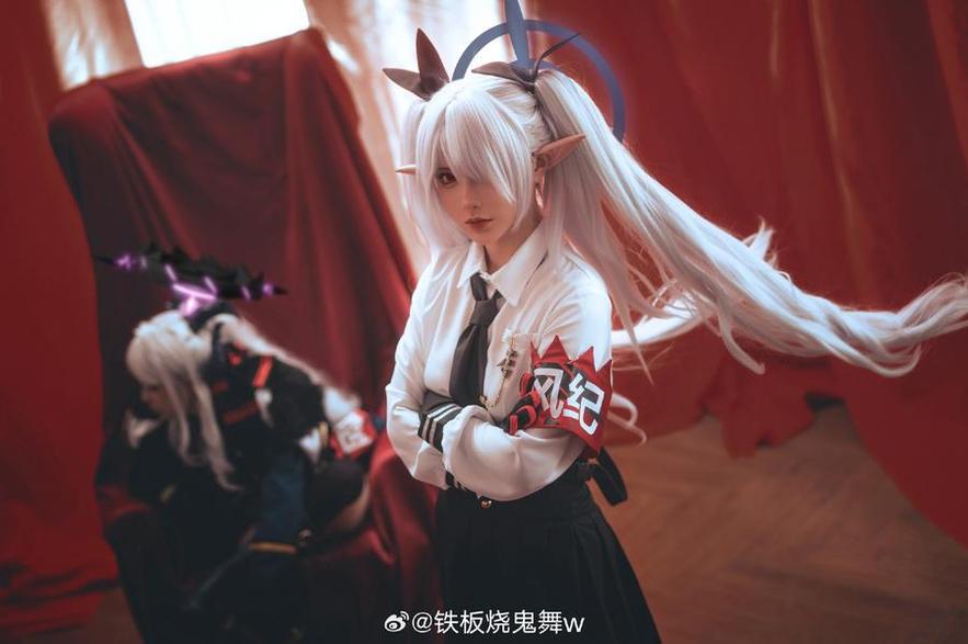 铁板烧鬼舞W露背毛衣cos作品精选，让你感受cosplay的无限魅力