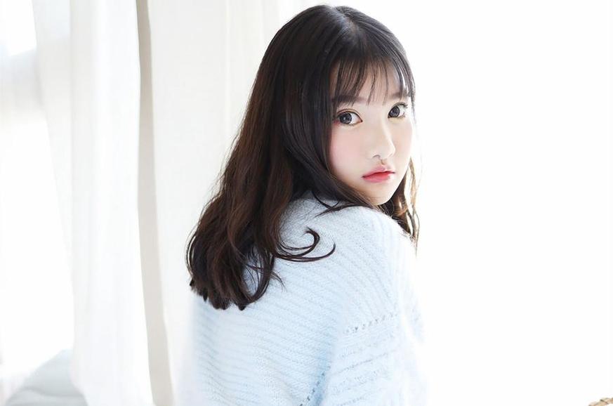 《露露小喵最新作品》赏析，唯美光影诠释品味女性。