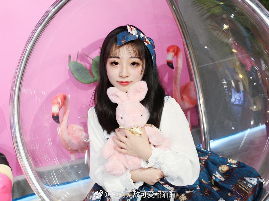 等待韶陌陌更新的美图套餐：她的作品总是最赞的。