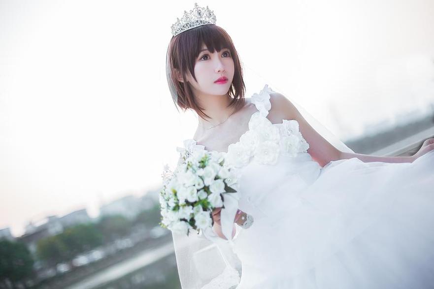 这套美图中的赛车女郎是谁？原来是鳗鱼霏儿cos